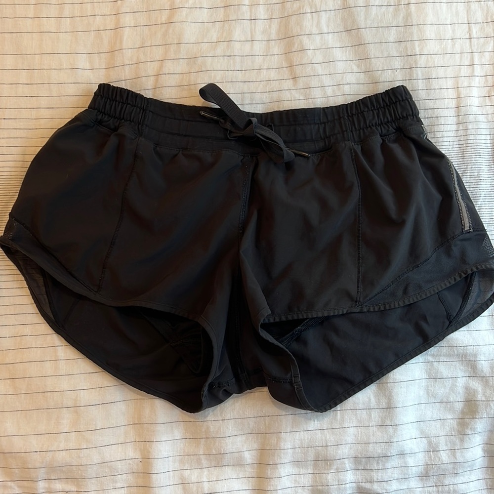 Lululemon Hotty Hot 2.5” Short, Size 6 Regular in Black.